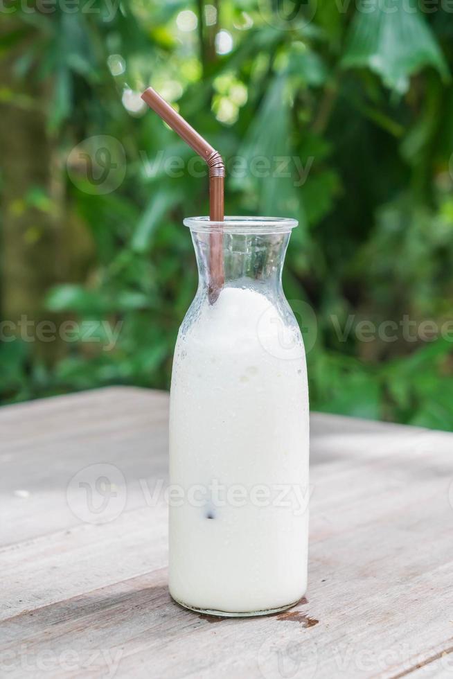 Vanille-Milchshake-Flasche auf Holz foto