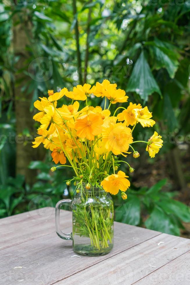 gelbe Blumendekoration auf dem Esstisch foto