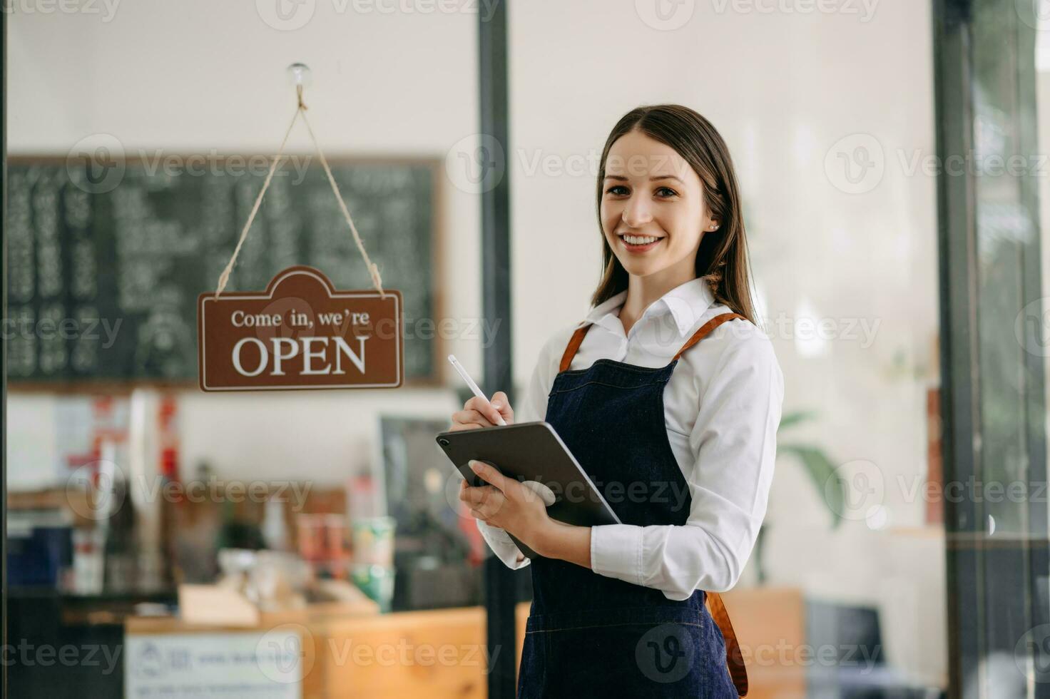 Startup erfolgreicher Kleinunternehmer KMU-Frau steht mit Tablet im Café-Restaurant. Besitzerin eines Barista-Cafés. foto