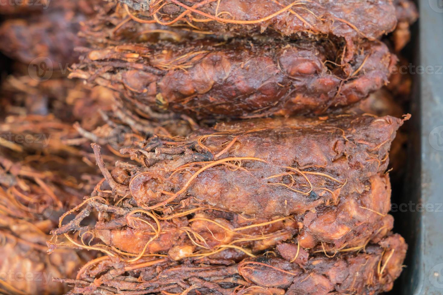 frische tamarinde auf dem markt in thailand foto