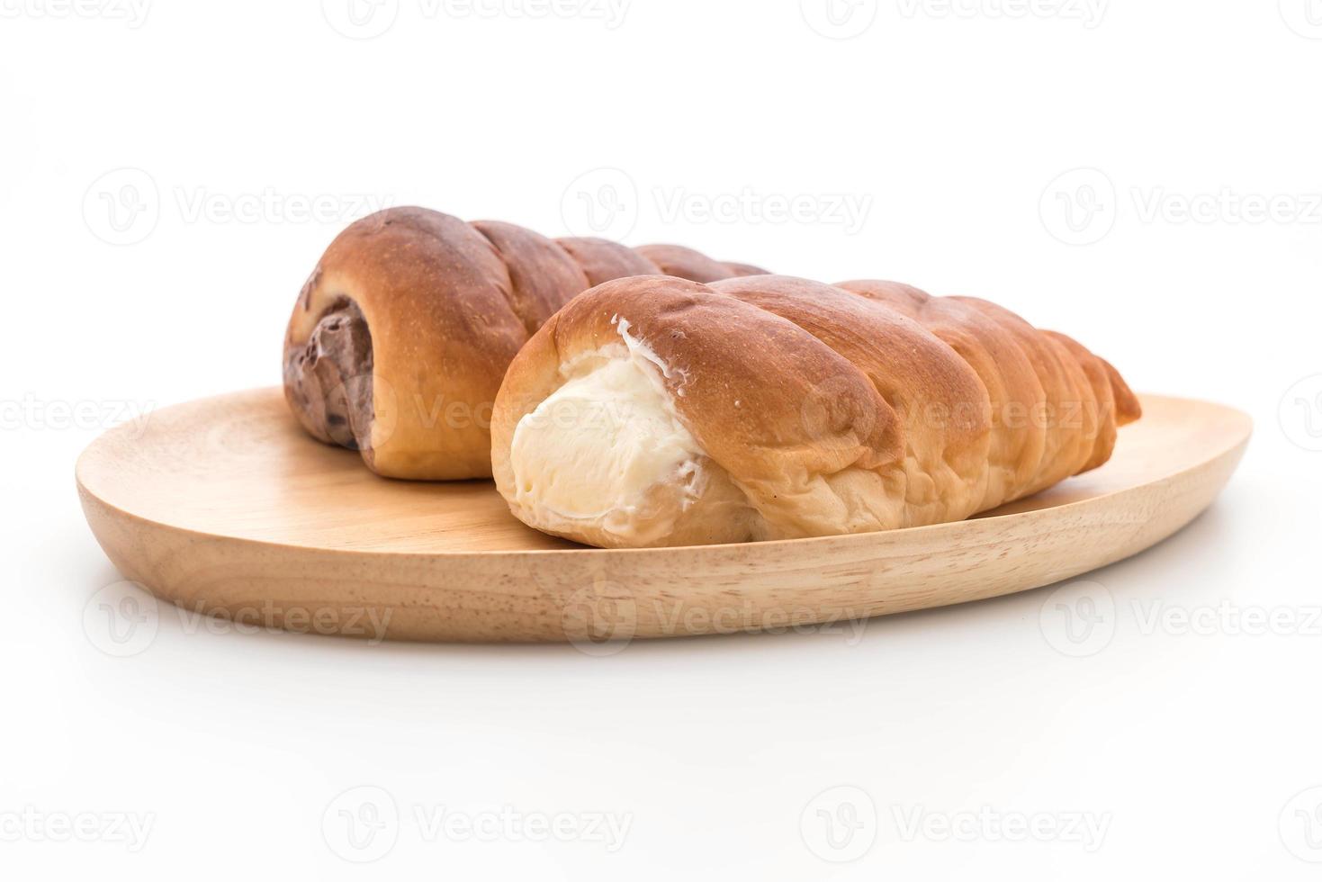 Brötchen mit Sahne auf Holzteller foto