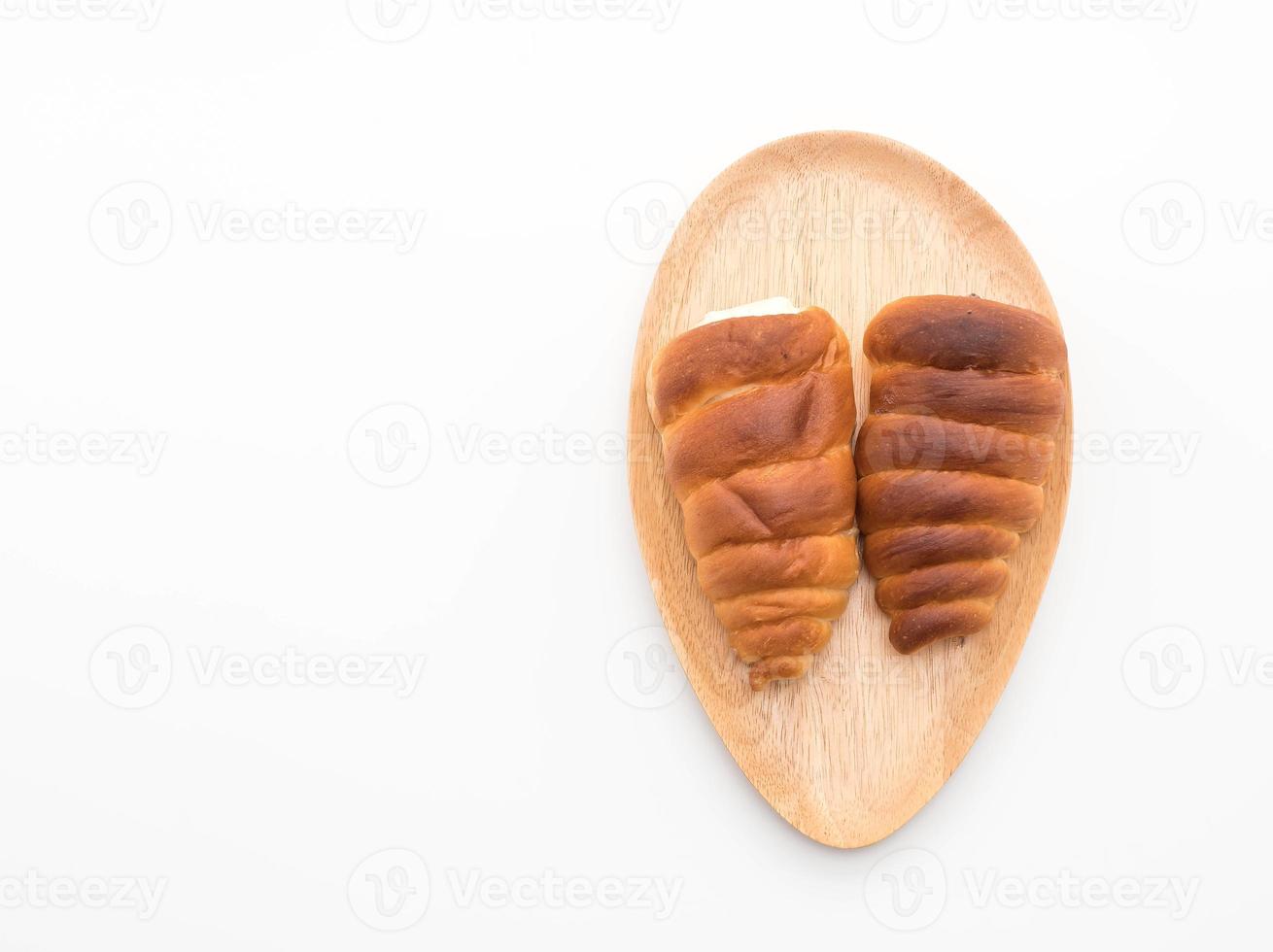 Brötchen mit Sahne auf Holzteller foto