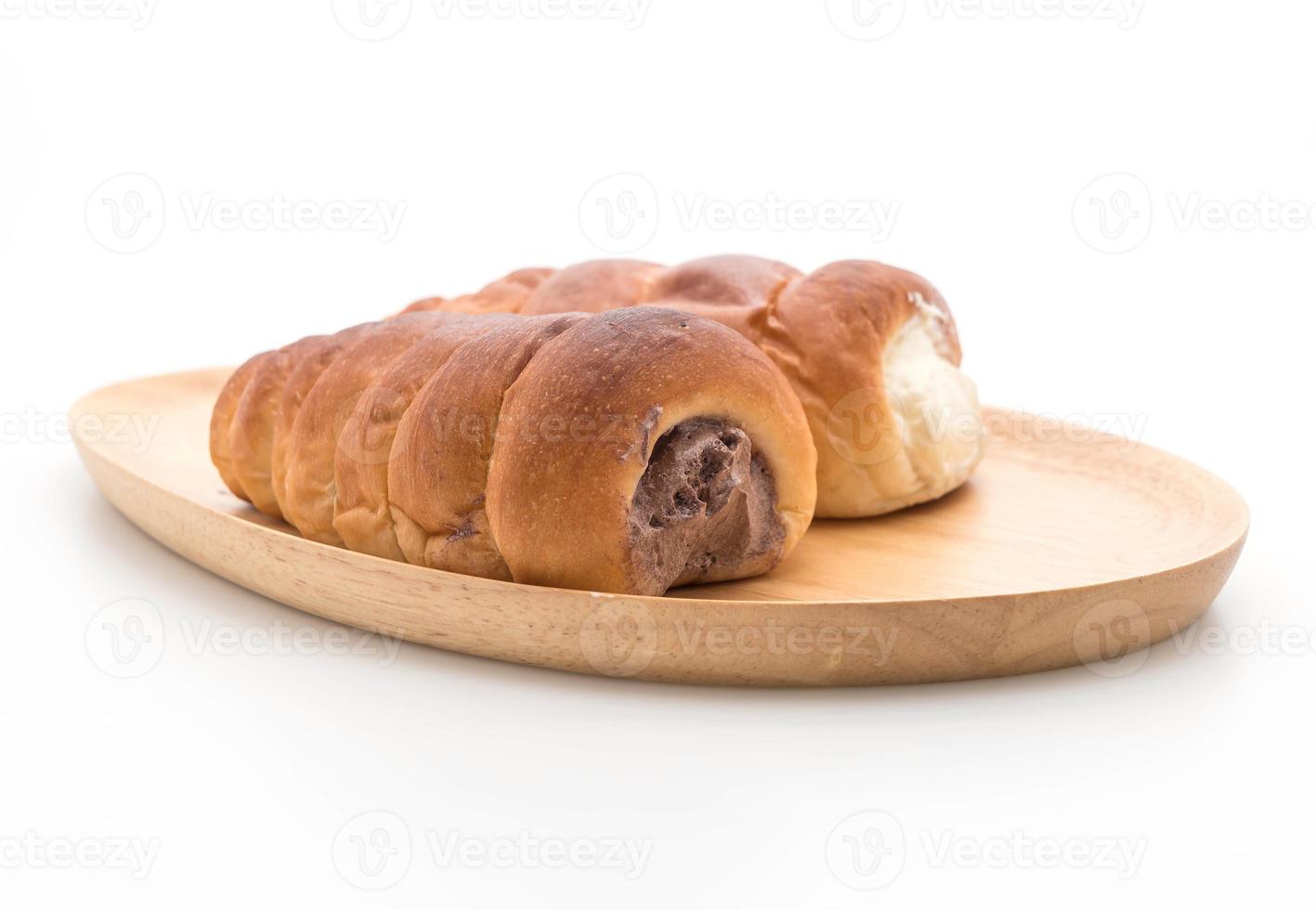 Brötchen mit Sahne auf Holzteller foto