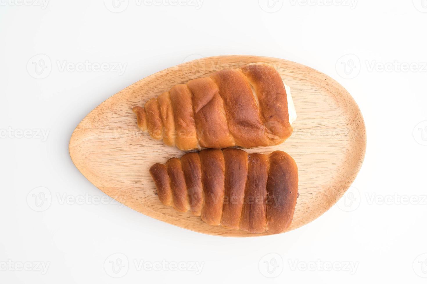 Brötchen mit Sahne auf Holzteller foto