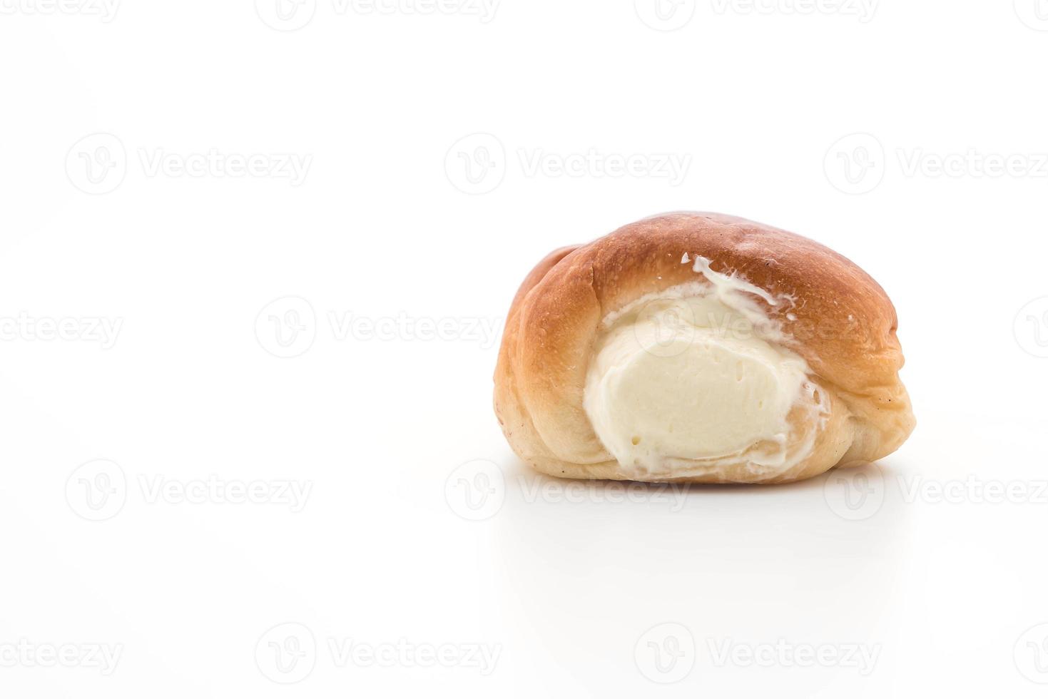 Brötchen mit Sahne auf weißem Hintergrund foto