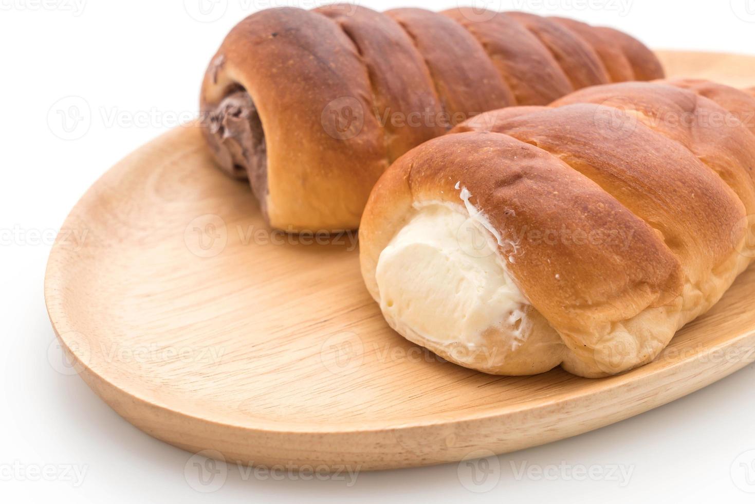 Brötchen mit Sahne auf Holzteller foto