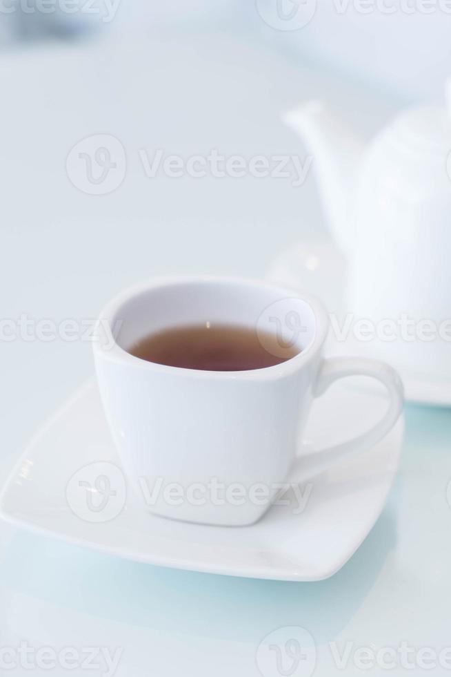 heiße Teetasse auf dem Tisch foto