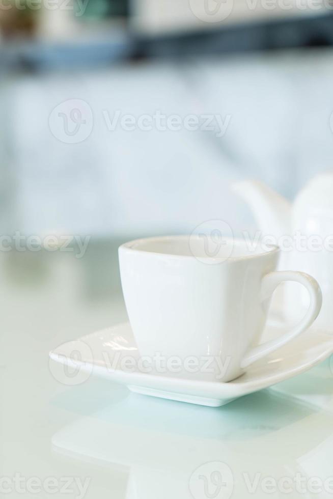 heiße Teetasse auf dem Tisch foto