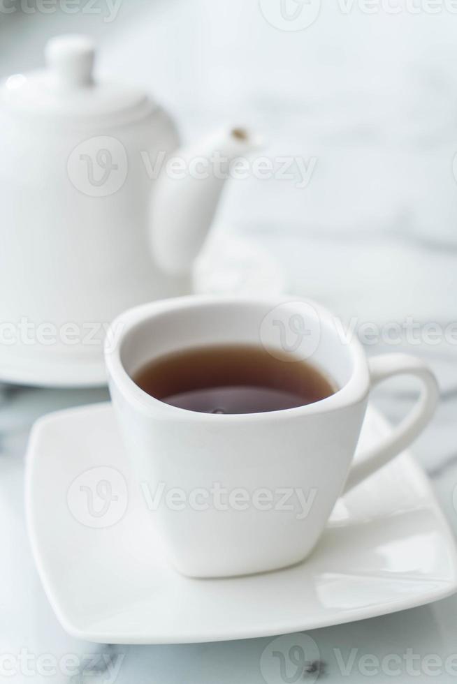 heiße Teetasse auf dem Tisch foto