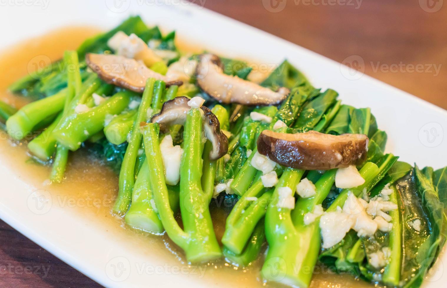 gebratener chinesischer Grünkohl mit Shiitake-Pilzen - chinesisches Essen foto