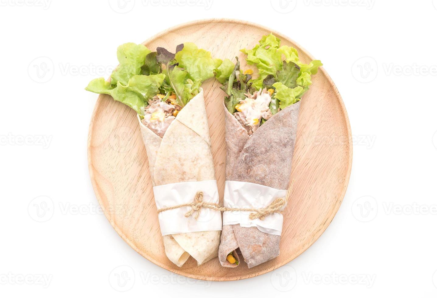 Wrap Salatrolle mit Thunfisch-Feldsalat auf weißem Hintergrund foto