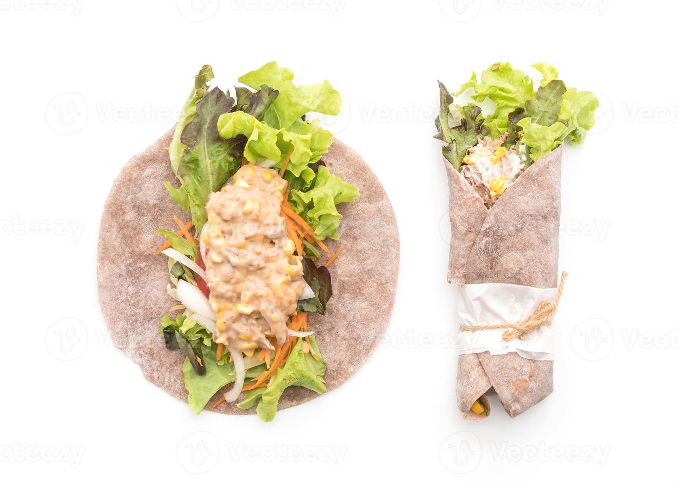 Wrap Salatrolle mit Thunfisch-Feldsalat auf weißem Hintergrund foto