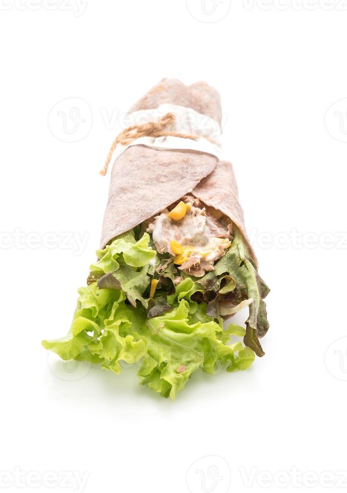 Wrap Salatrolle mit Thunfisch-Feldsalat auf weißem Hintergrund foto