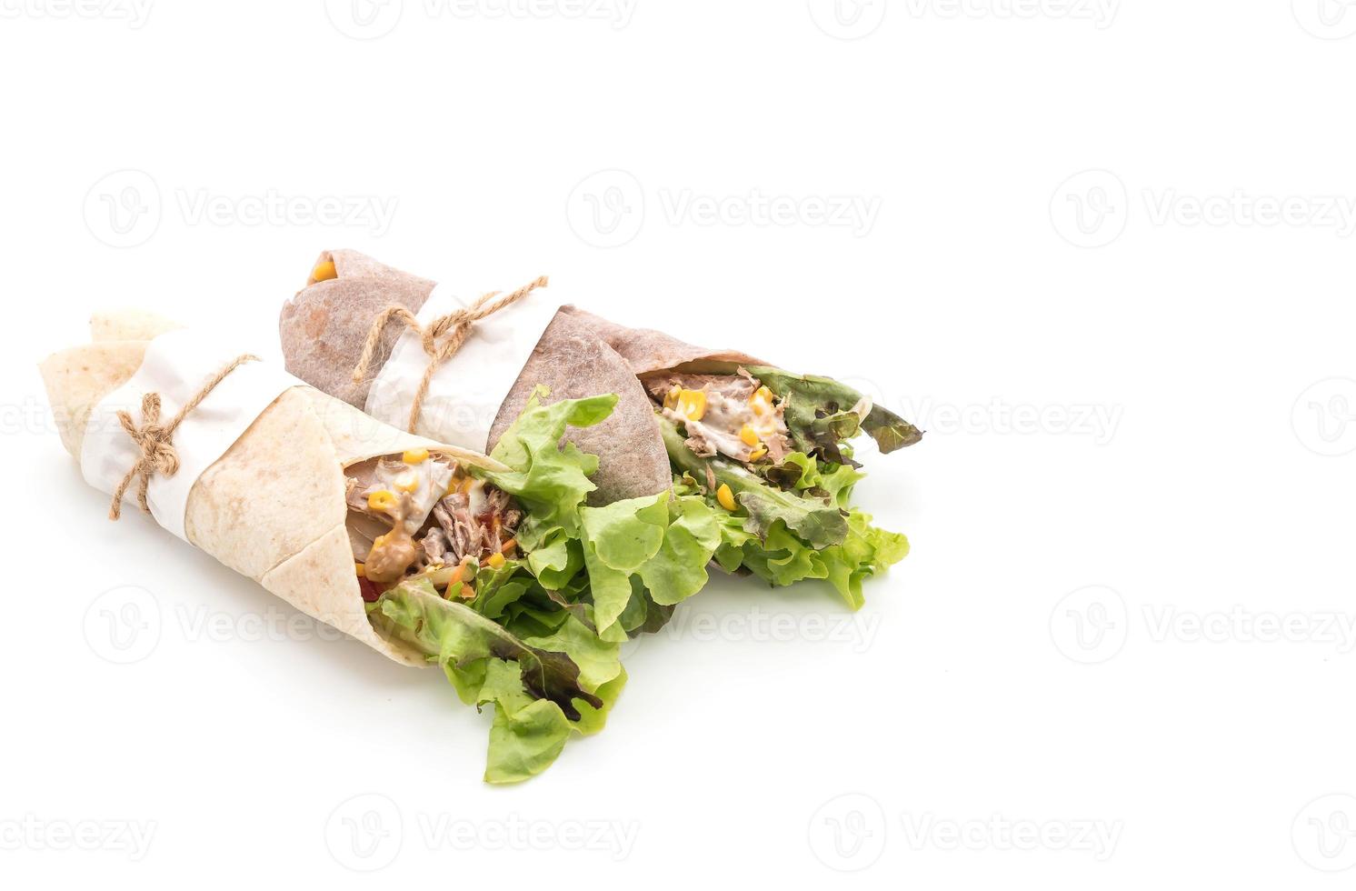 Wrap Salatrolle mit Thunfisch-Feldsalat auf weißem Hintergrund foto