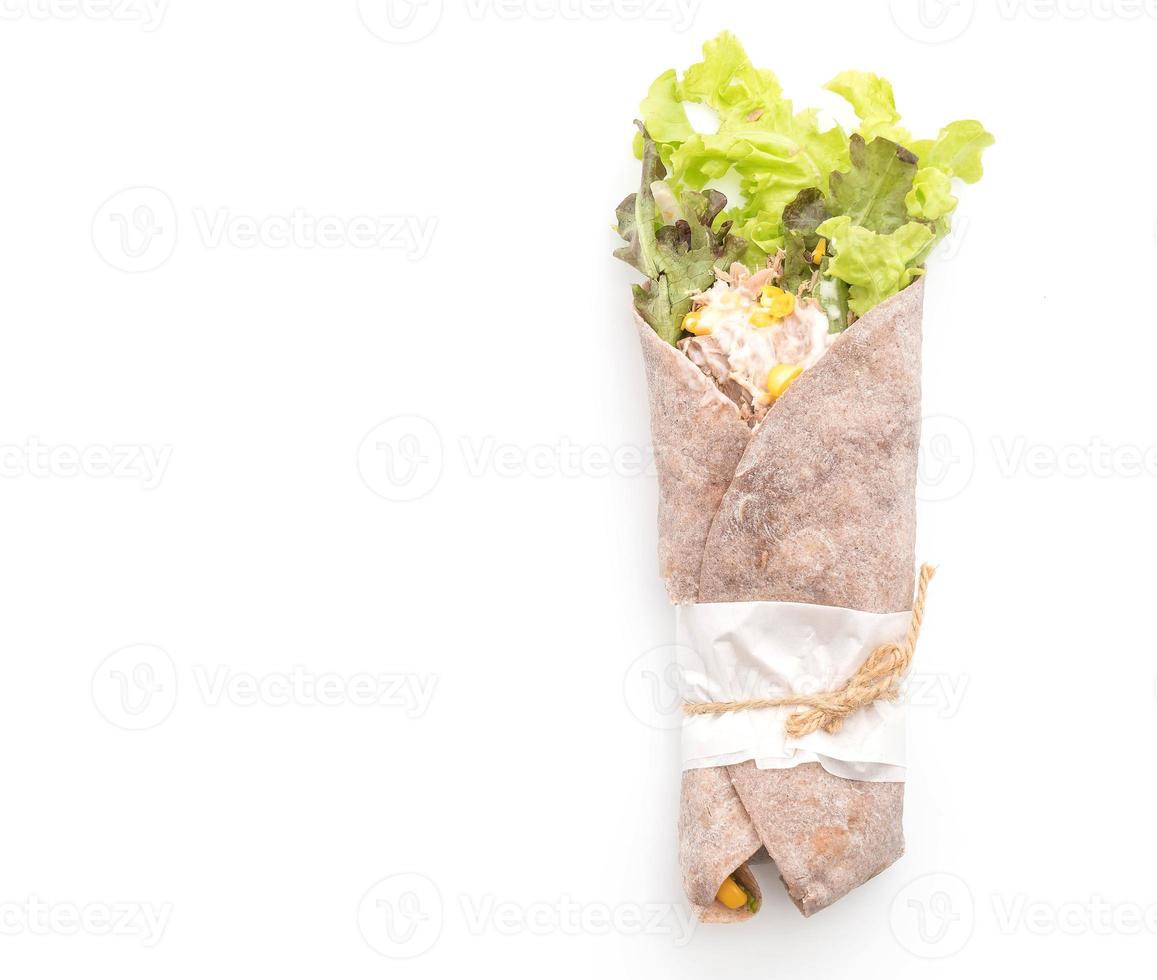 Wrap Salatrolle mit Thunfisch-Feldsalat auf weißem Hintergrund foto