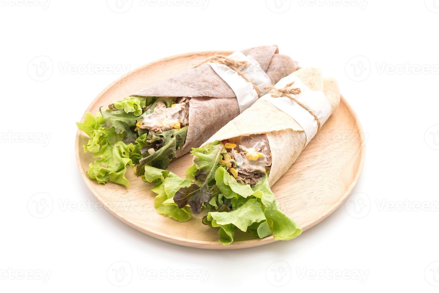 Wrap Salatrolle mit Thunfisch-Feldsalat auf weißem Hintergrund foto