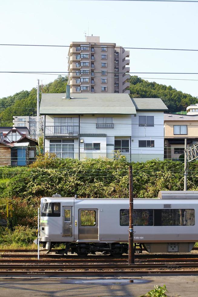 Nahverkehrszug und Gebäude in Japan foto