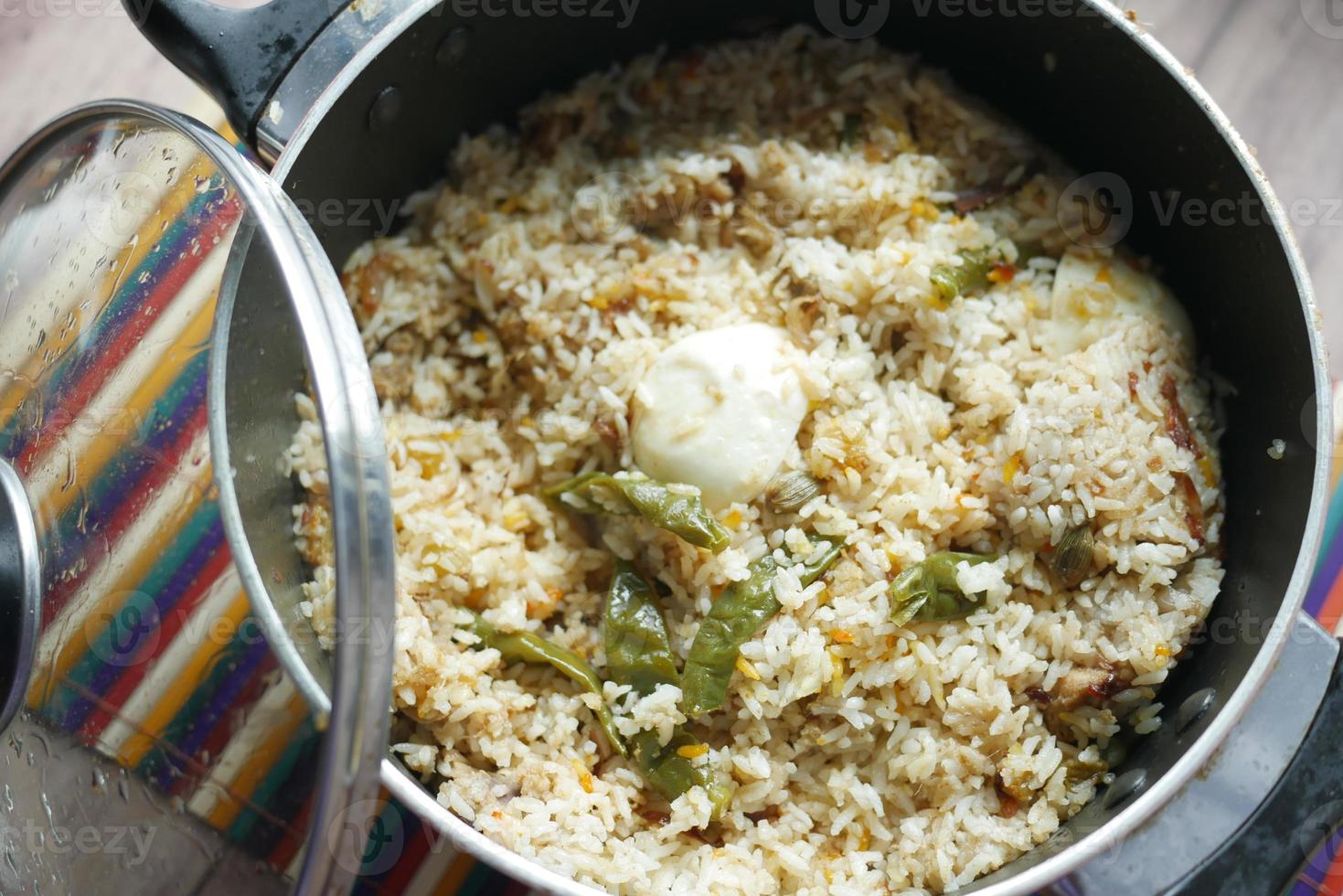 Hammel-Biryani-Essen in einem Teller auf dem Tisch. foto