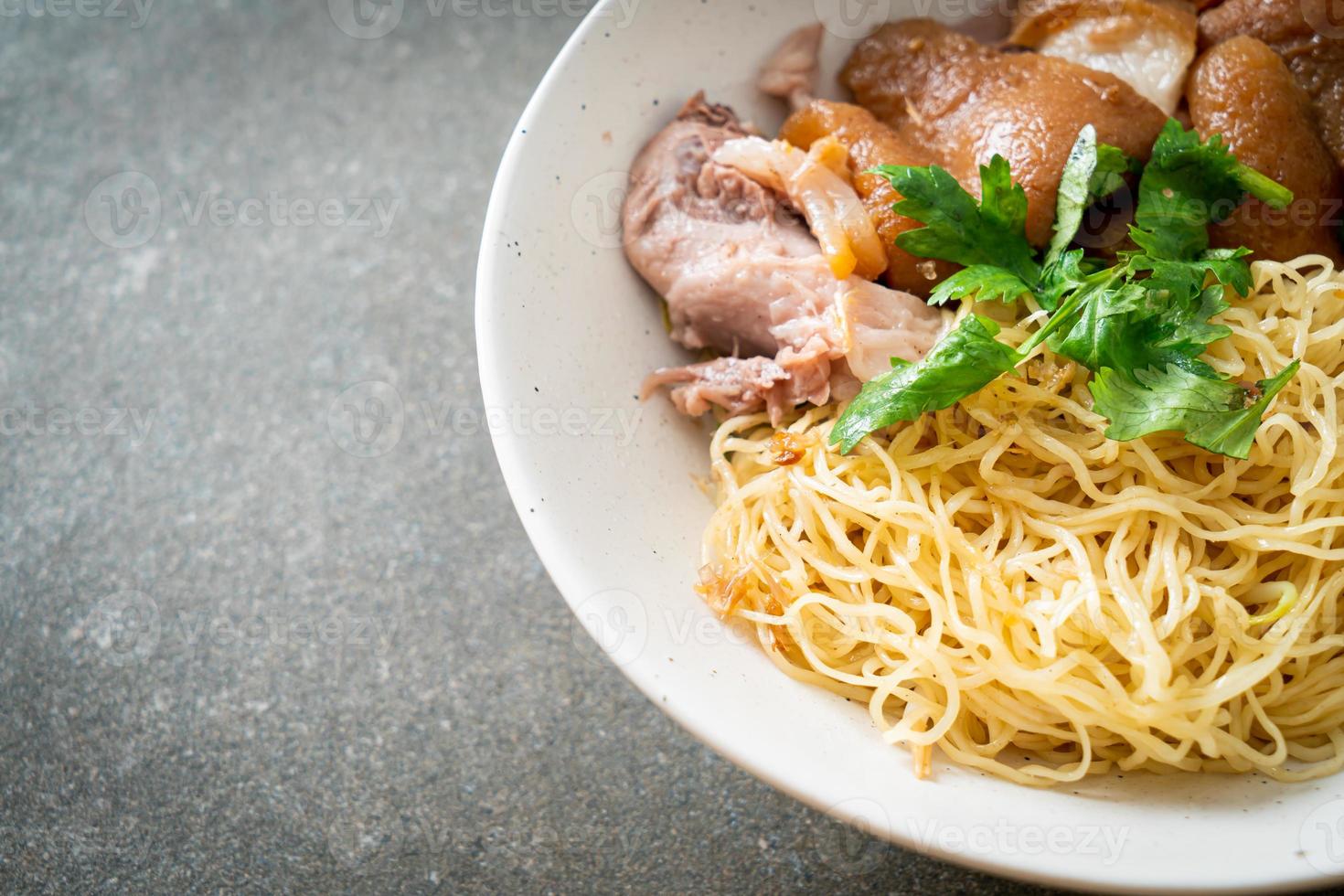 getrocknete geschmorte Schweinekeulennudeln - asiatische Küche foto