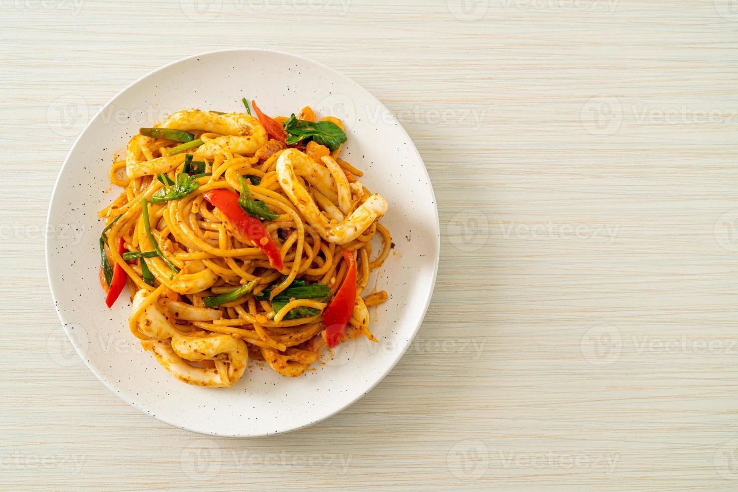 gebratene Spaghetti mit gesalzenem Ei und Tintenfisch - Fusion Food Style foto