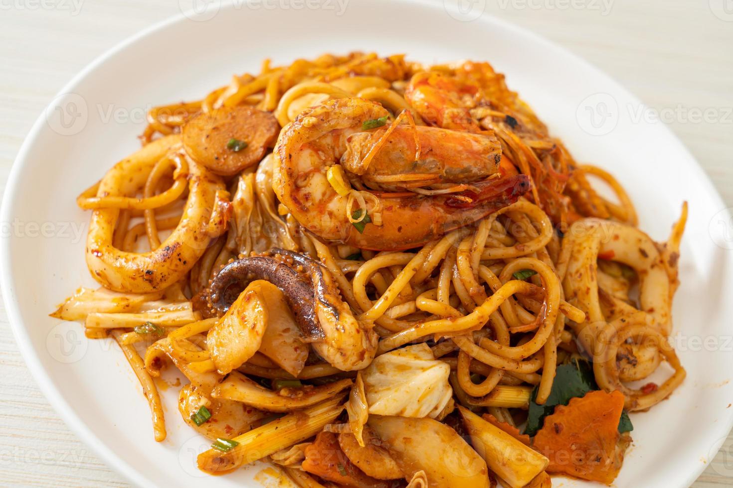 Gebratene Tom Yum Seafood Getrocknete Spaghetti - Fusion Food Style foto