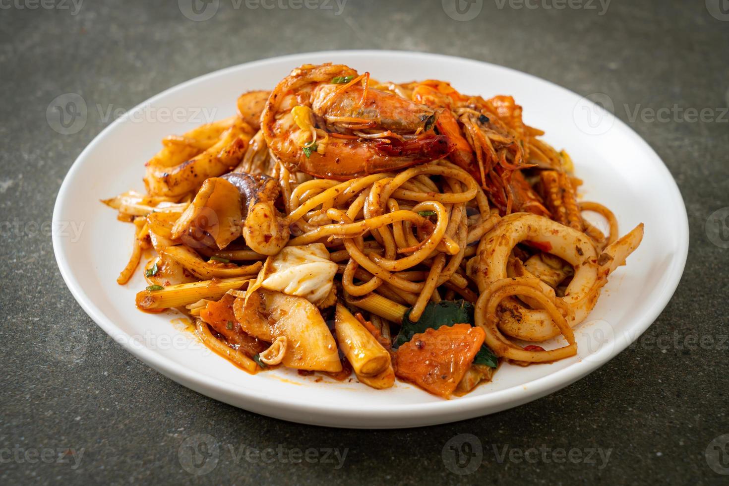 Gebratene Tom Yum Seafood Getrocknete Spaghetti - Fusion Food Style foto