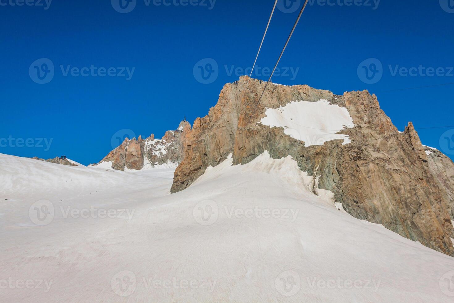 Massiv de mont blanc auf das Rand von Frankreich und Italien. im das Vordergrund das Eis Feld und Gletscherspalten von das Senke blanche foto