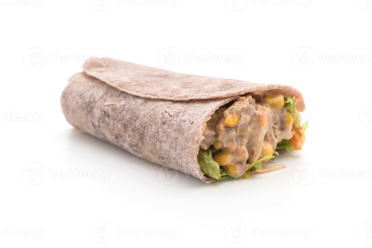 Wrap Salatrolle mit Thunfisch-Feldsalat auf weißem Hintergrund foto