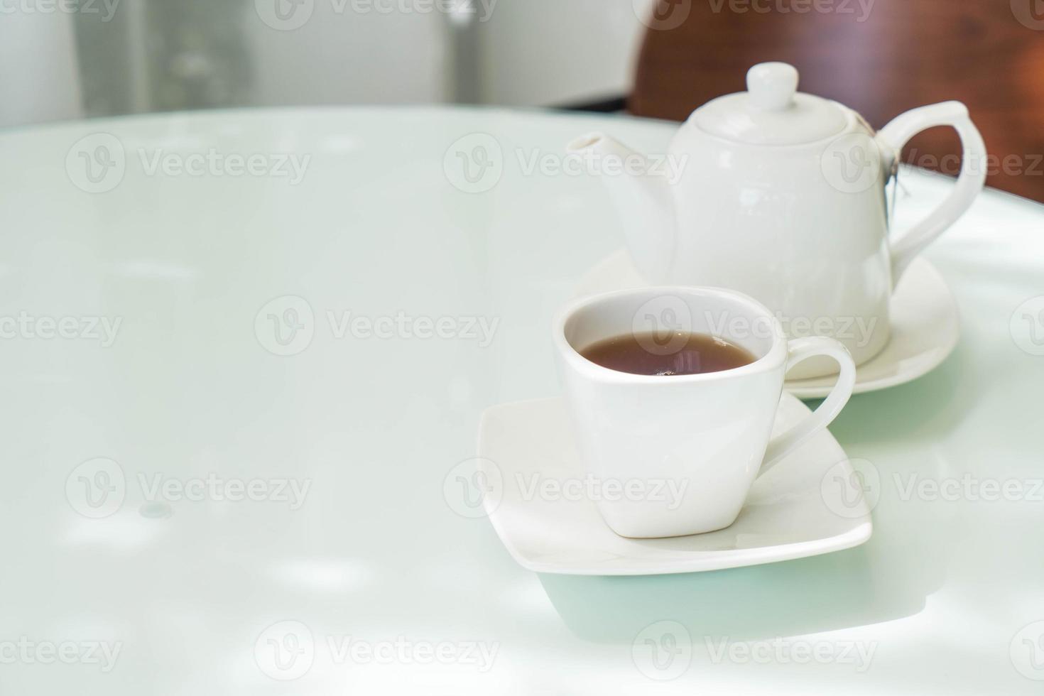 heiße Teetasse auf dem Tisch foto