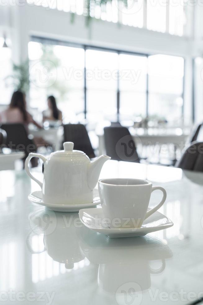 heiße Teetasse auf dem Tisch foto