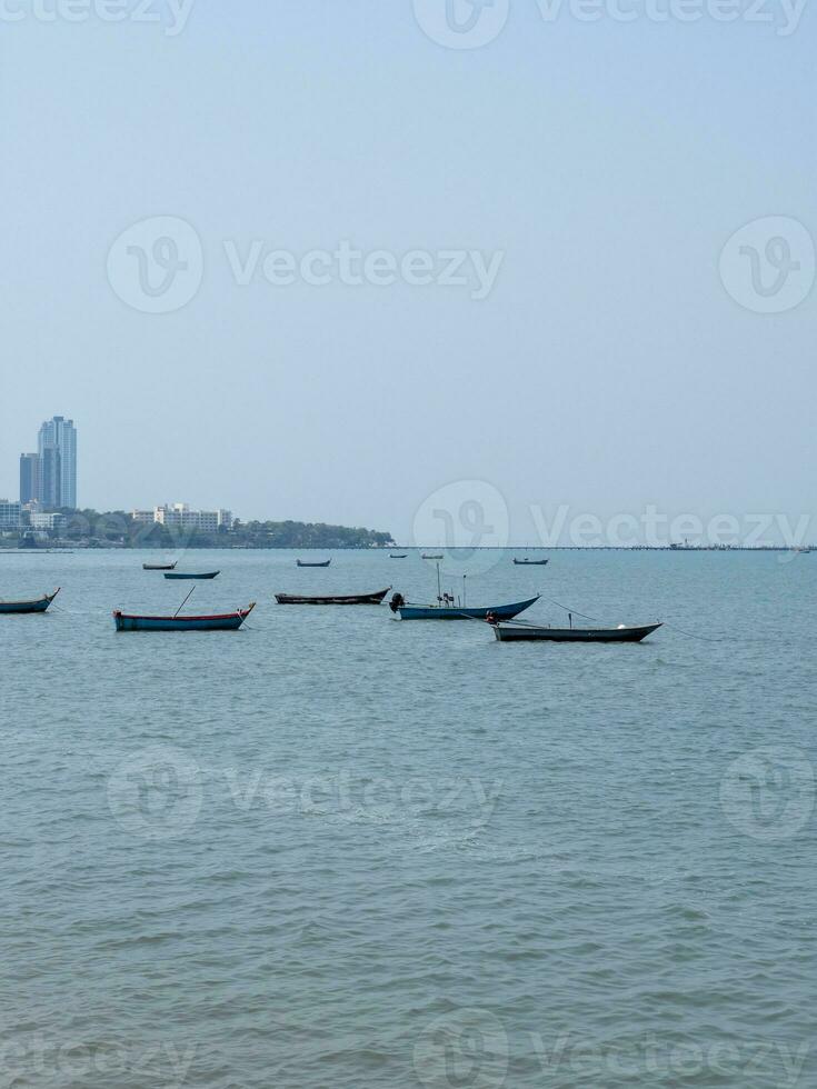 Gruppe von das klein Angeln Boot im das Bucht. foto