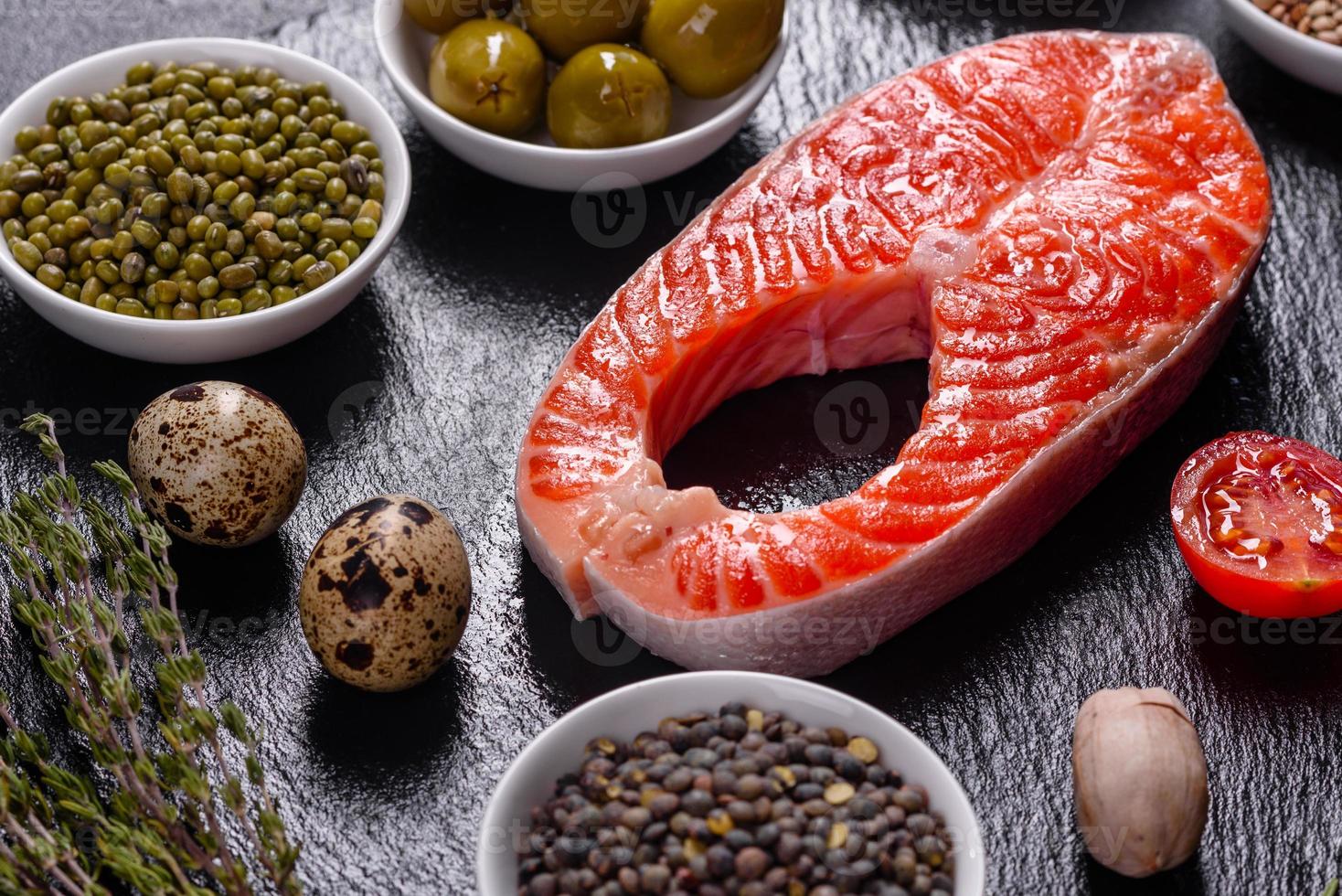 rohes Forellen-Rotfischsteak serviert mit Kräutern und Zitrone foto