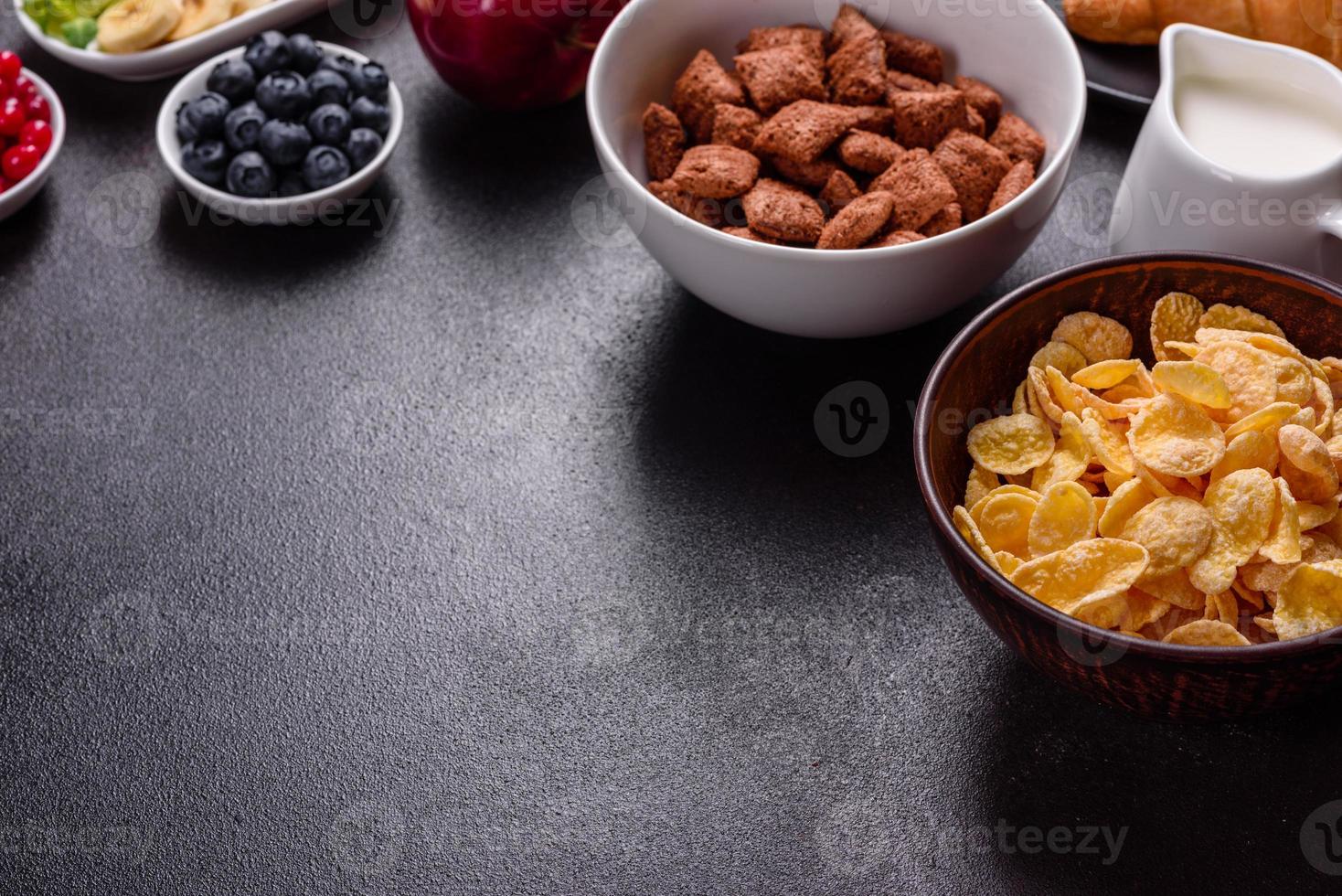 leckeres Frühstück mit frischen Croissants und reifen Beeren foto