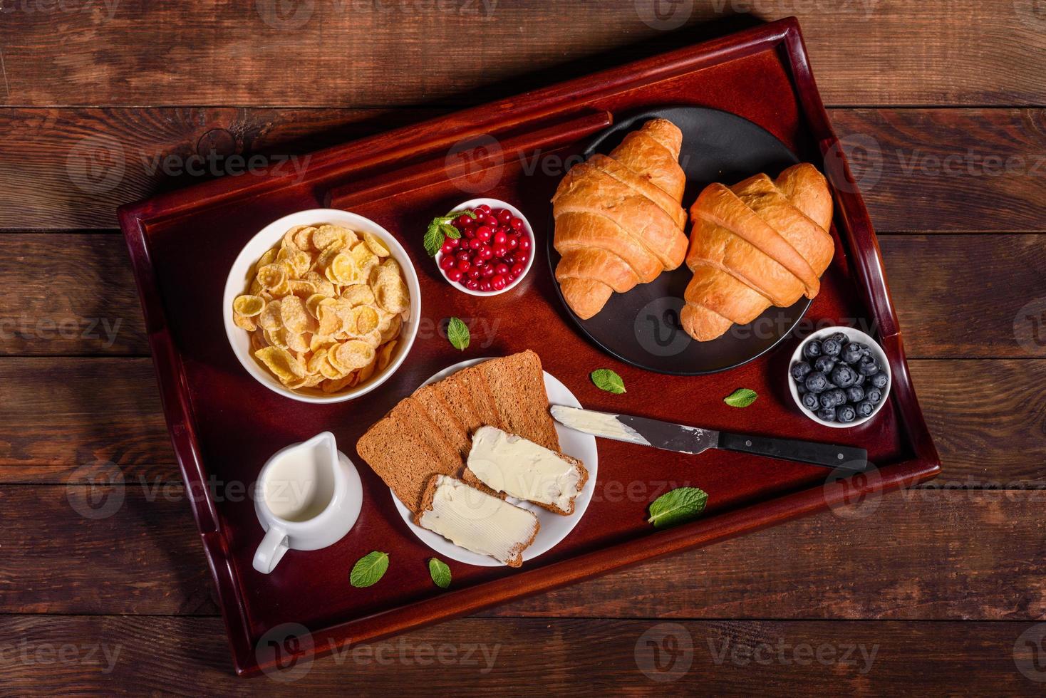 leckeres Frühstück mit frischen Croissants und reifen Beeren foto