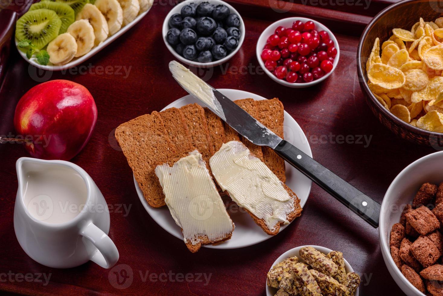 leckeres Frühstück mit frischen Croissants und reifen Beeren foto