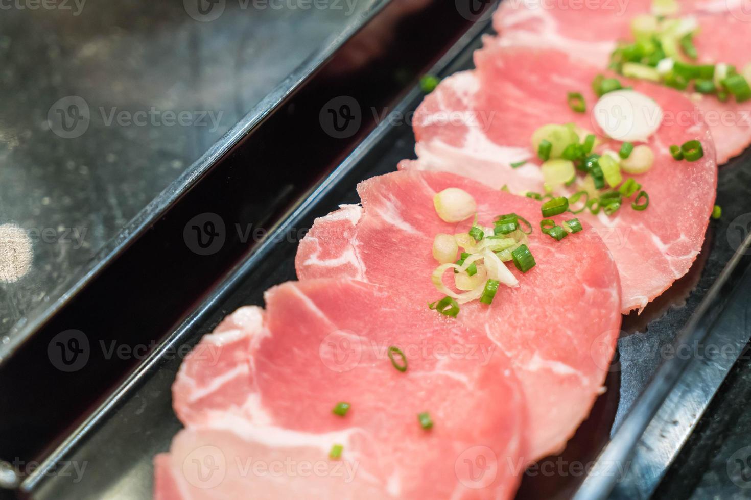 frisch geschnittener Schweinefleischstapel auf Teller foto