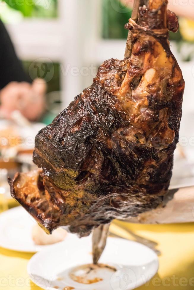 Schneiden von Steak nach brasilianischer Art auf Teller foto