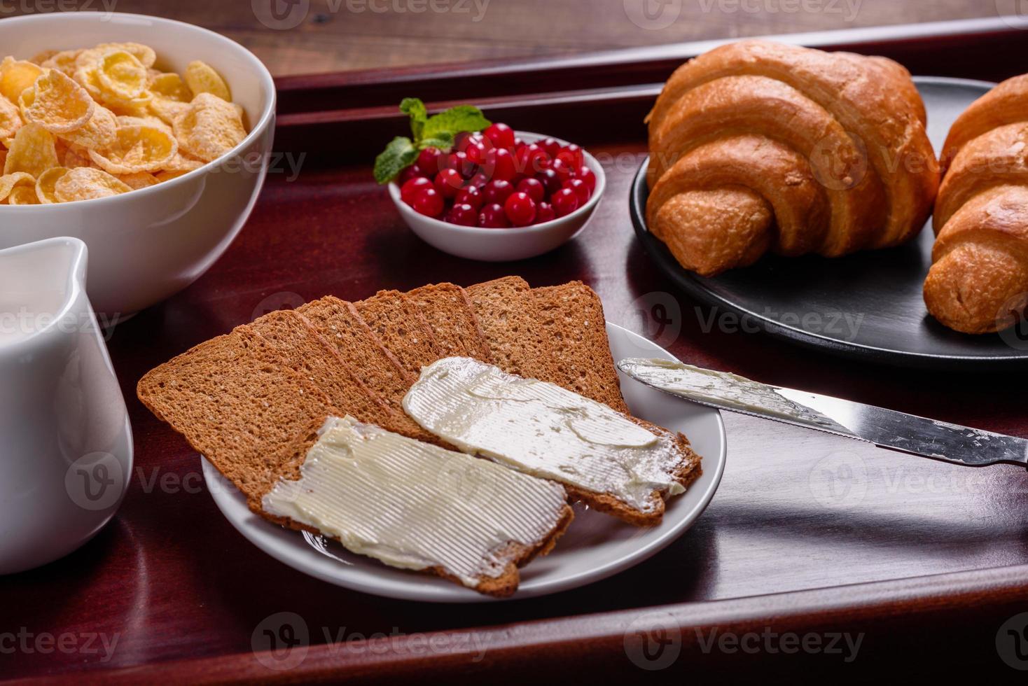 leckeres Frühstück mit frischen Croissants und reifen Beeren foto