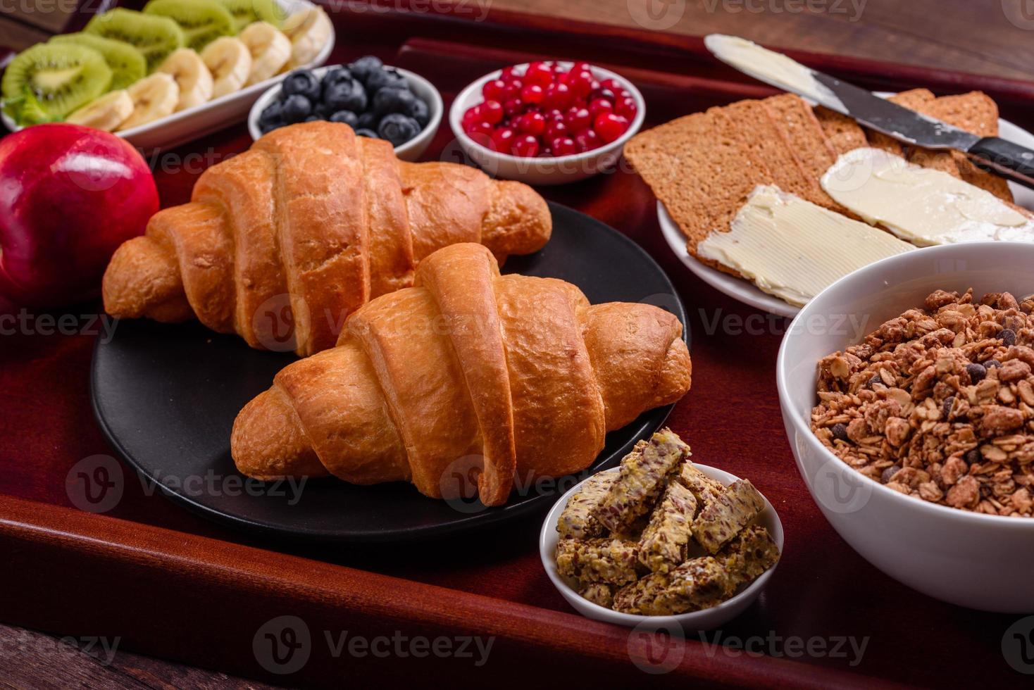 leckeres Frühstück mit frischen Croissants und reifen Beeren foto
