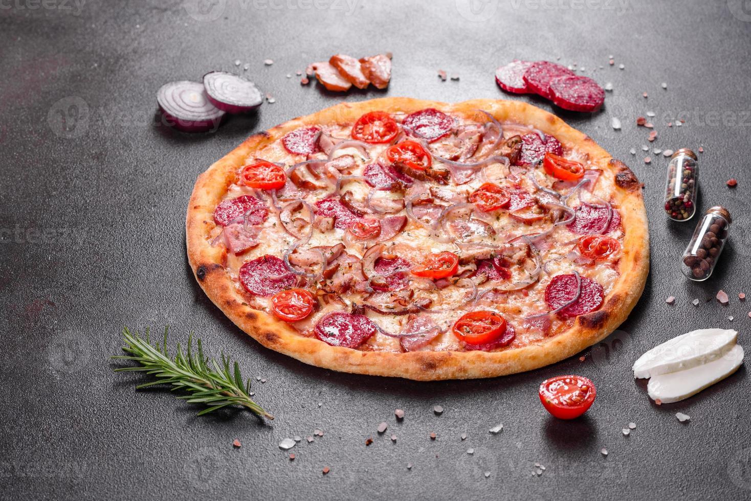 Peperonipizza mit Mozzarella, Salami, Schinken foto