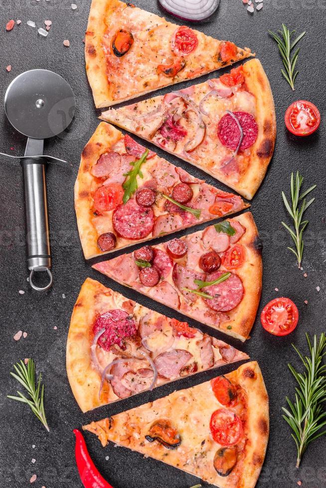 Peperonipizza mit Mozzarella, Salami, Schinken foto