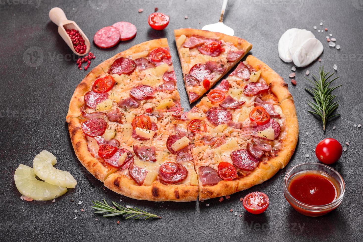 Peperonipizza mit Mozzarella, Salami, Schinken foto