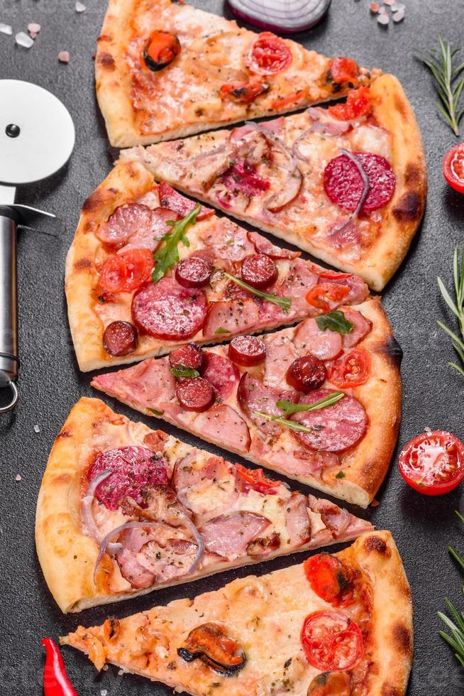 Peperonipizza mit Mozzarella, Salami, Schinken foto