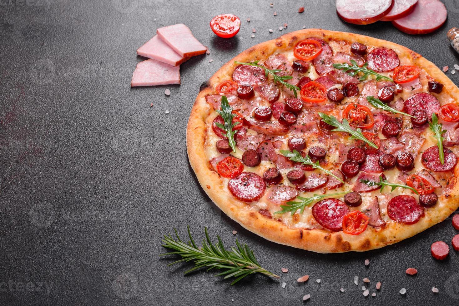 Peperonipizza mit Mozzarella, Salami und Schinken foto