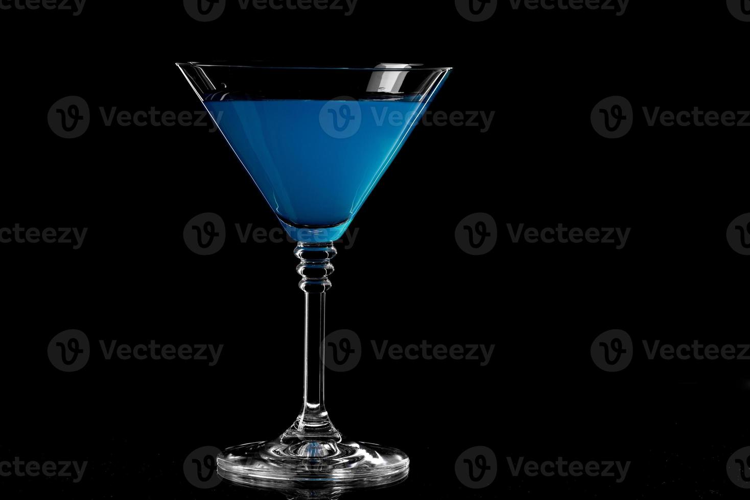Nahaufnahme von Blue Curacao Drink. Blue Lagoon Cocktail im Glas foto