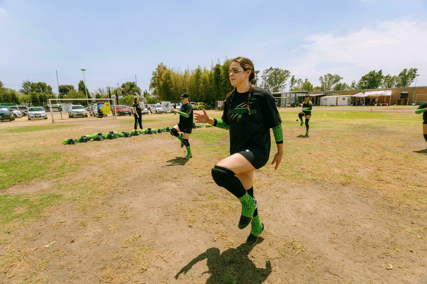 Puebla, Mexiko 2023 - - freundlich Spiel von Damen amerikanisch Fußball im Mexiko auf ein eben Feld auf ein sonnig Tag foto