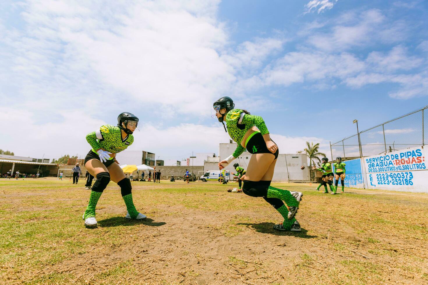 Puebla, Mexiko 2023 - - freundlich Spiel von Damen amerikanisch Fußball im Mexiko auf ein eben Feld auf ein sonnig Tag foto