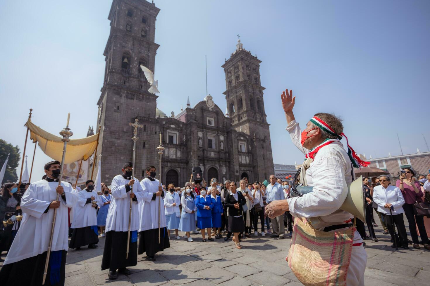 Puebla, Mexiko 2023 - - Priester und Mitglieder von das katholisch Kirche ausführen ein Prozession im Vorderseite von das puebla Kathedrale foto