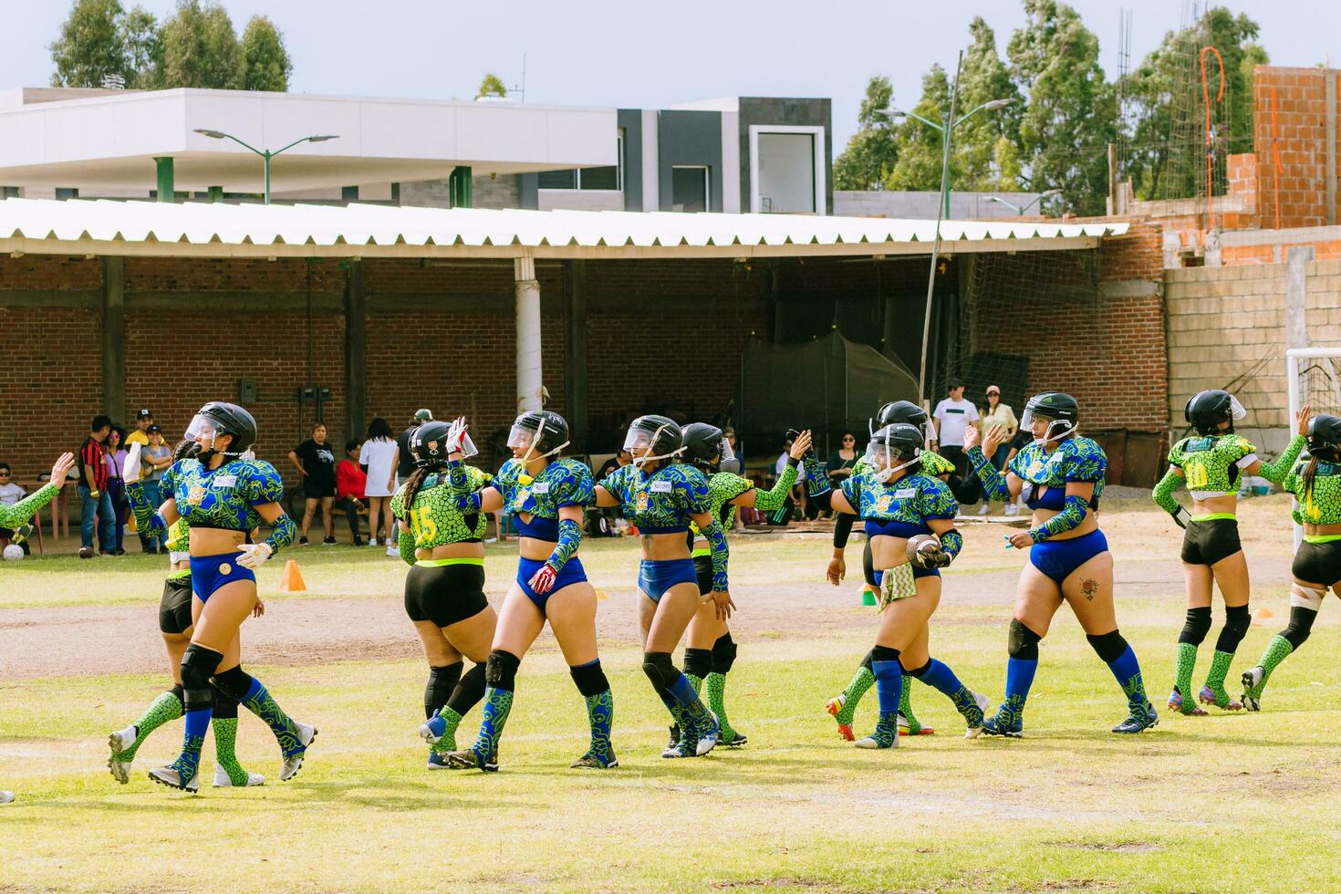 Puebla, Mexiko 2023 - - freundlich Spiel von Damen amerikanisch Fußball im Mexiko auf ein eben Feld auf ein sonnig Tag foto