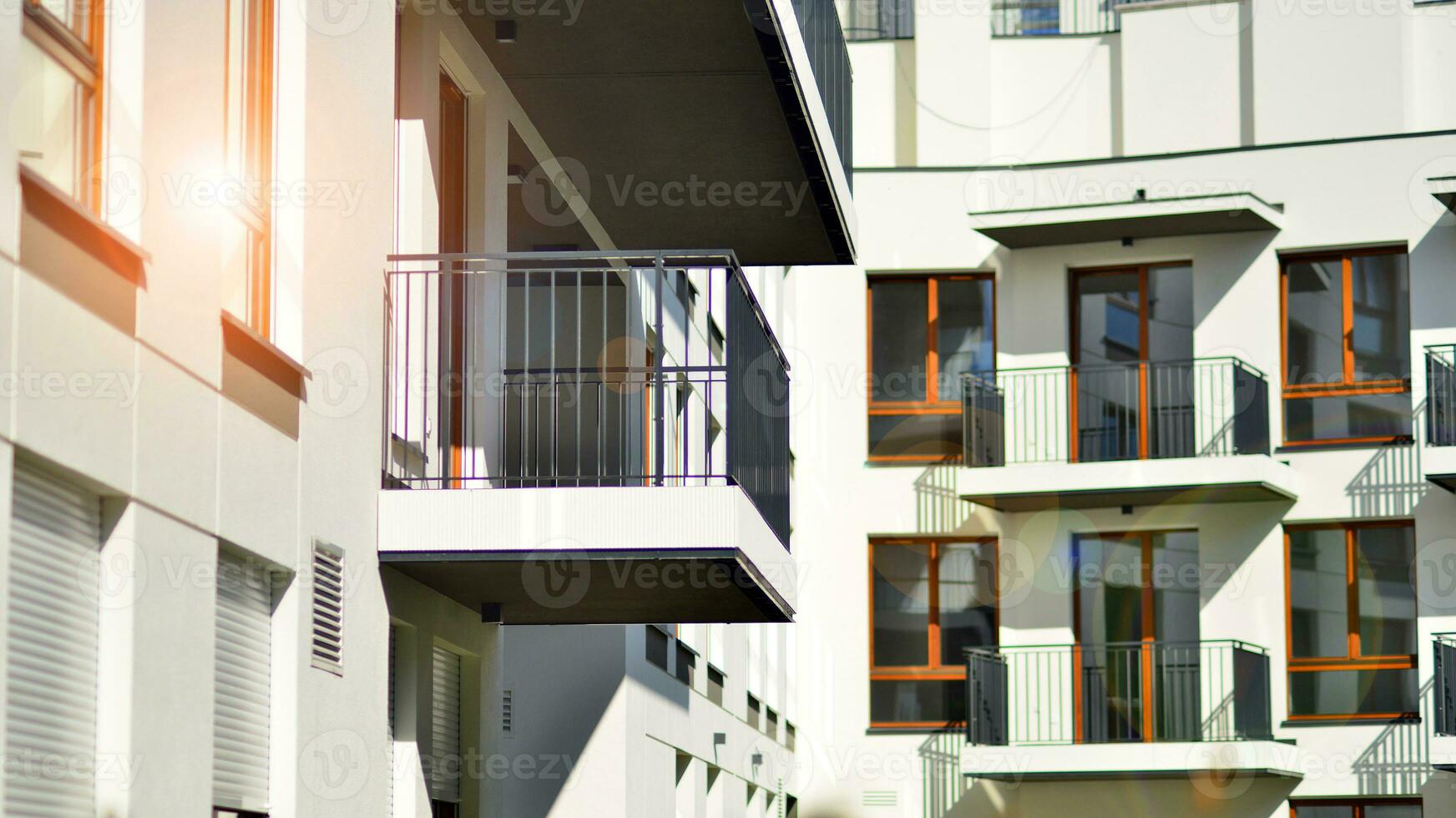 Marke Neu Wohnung Gebäude auf sonnig Tag. modern Wohn die Architektur. modern Mehrfamilienhaus Wohnung Haus. foto